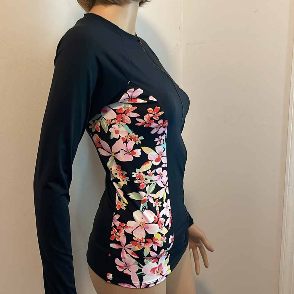 ROXY NWOT RASH GUARD🏄♀️ - Picture 4 of 8